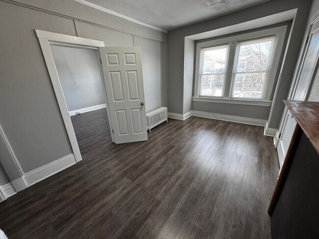 Foto del edificio - Newly Remodeled Two Bedroom Apartment in Squirrel Hill