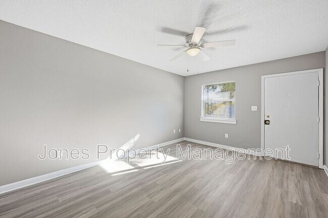 Foto del edificio - 905 Chimneys Ln