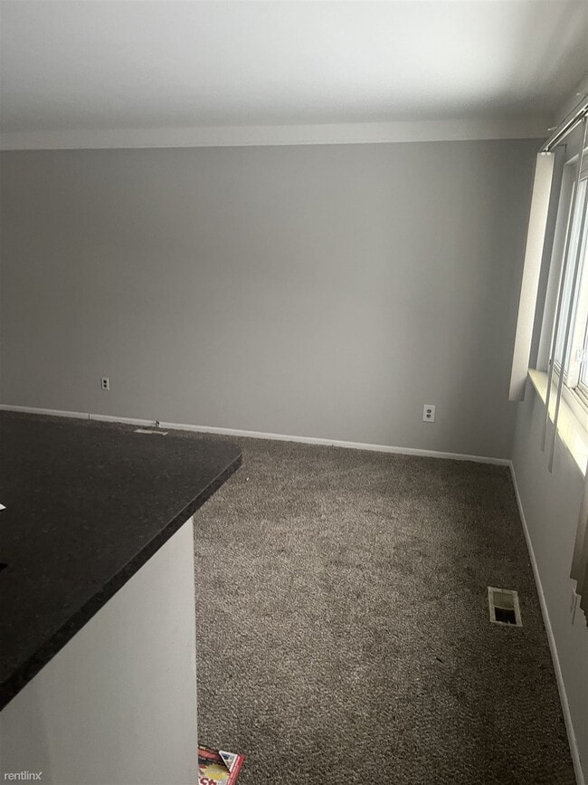 Building Photo - 1 br, 1 bath Townhome - 117 Mark Dr