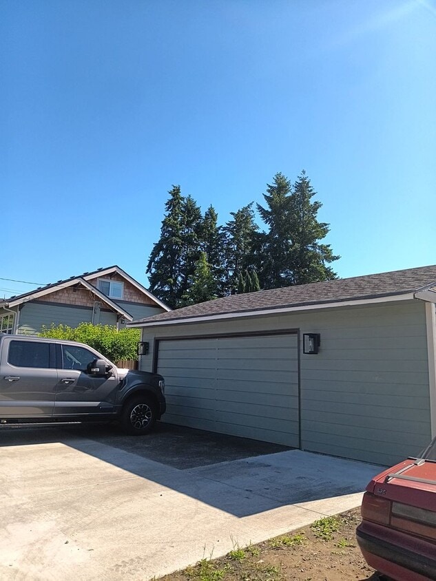 Building Photo - Available July 1st:  Young Professional Mo...