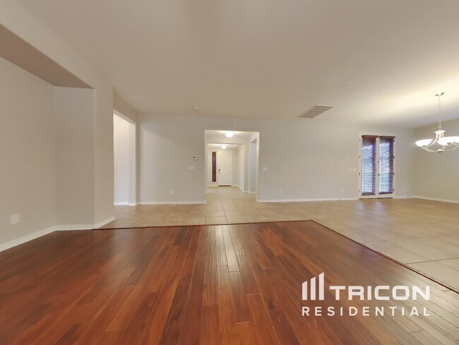 Foto del edificio - 30352 W Whitton Ave