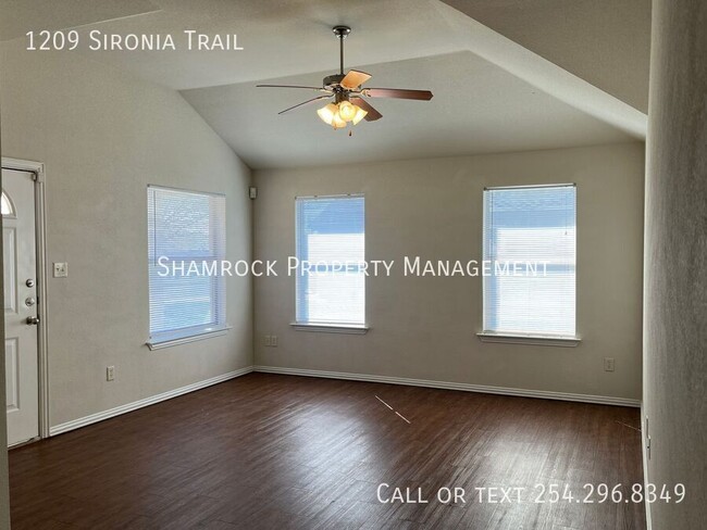 Foto del edificio - 3 bedroom/2 bath duplex in Midway ISD