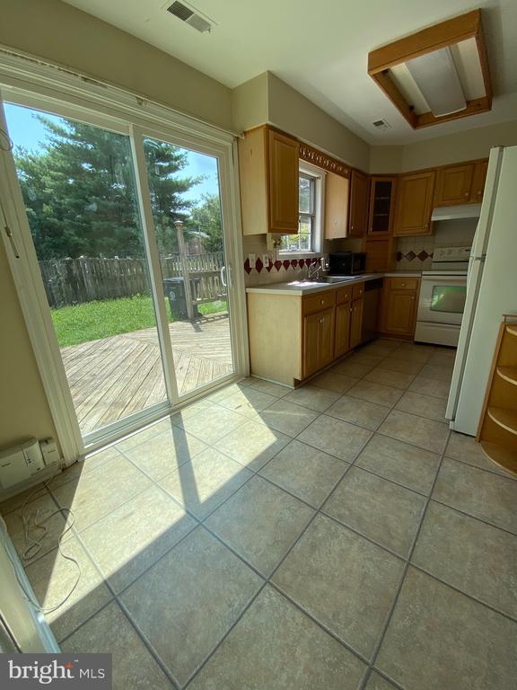 Building Photo - 8701 Point of Woods Dr