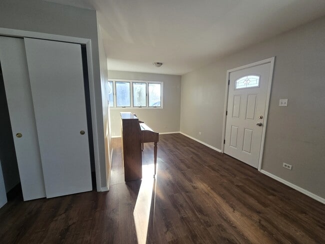 Building Photo - 25151 W Lincoln Dr