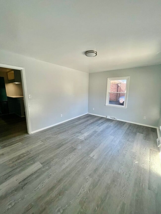 Building Photo - Welcome to this charming 3-bedroom, 1.5-ba...