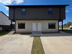 Building Photo - 987 N Crater Ave