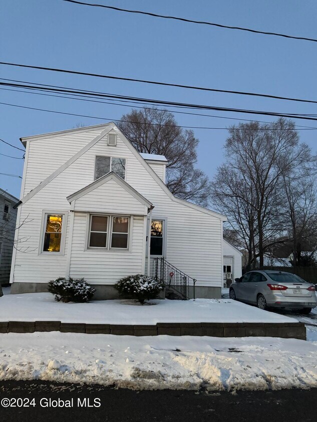 Primary Photo - 52 Laing St