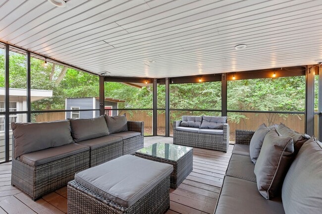 Photo - 3/2 House by TMH!! Available April!! fully furnished, 6 or 12 month lease available