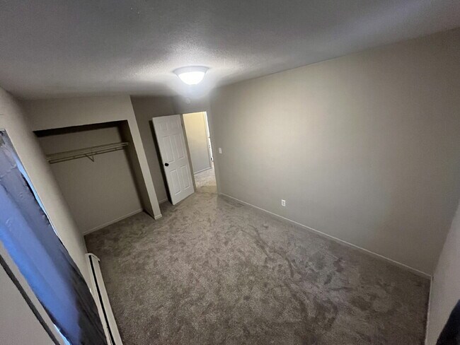 Foto del edificio - Spacious 3 Bedroom Apartment
