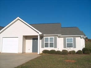 Building Photo - 101 Springwood Ln