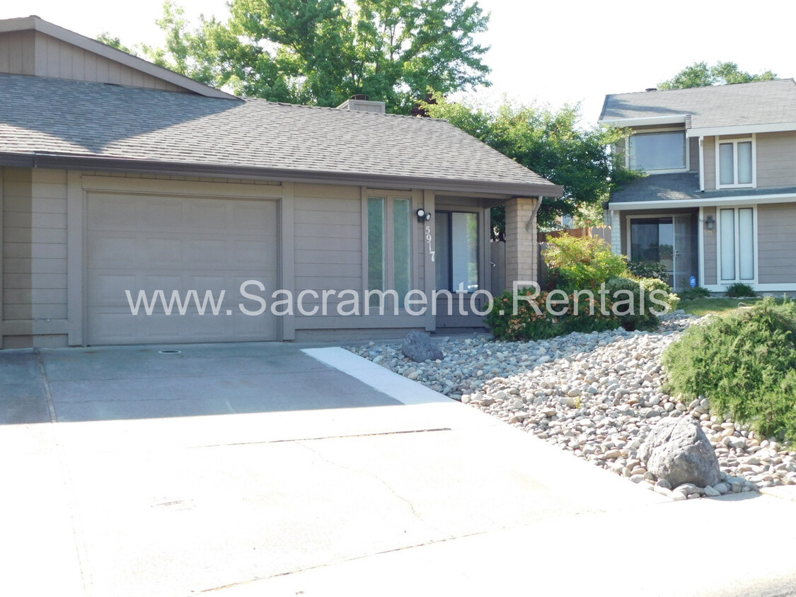 Foto principal - Spacious 2bd/2ba Foothill Farms Duplex wit...