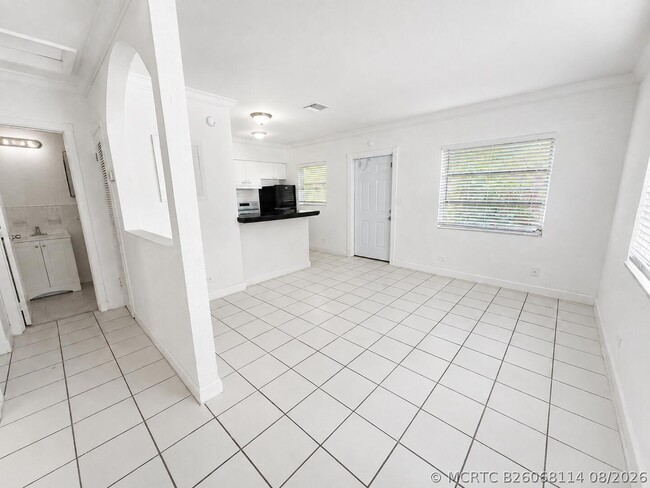 Building Photo - 715 SW 14th Ave