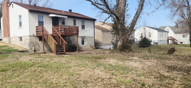 Foto del edificio - "Charming 3-Bed Home with Gleaming Hardwood Floors on Jackson Ave, Berkeley!"