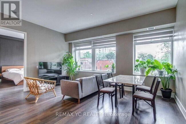 Photo du bâtiment - 111 St Clair Ave W