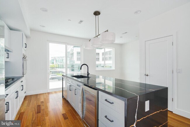 Foto del edificio - 676 N 13th St