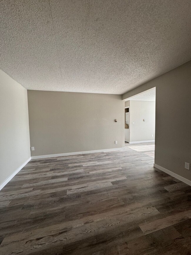 Building Photo - Move into this beautiful 2 bed 1 bath apar...