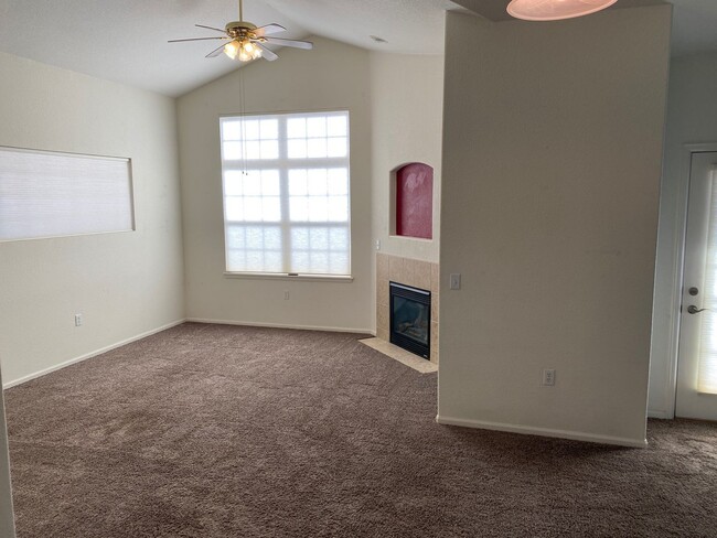 Building Photo - Terrific top floor condo in the lovely Cre...