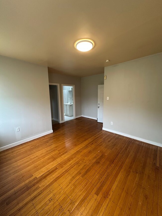 Building Photo - 412 E Walnut Ln