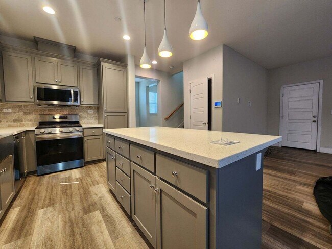 Building Photo - * Short Term Rental * K Section