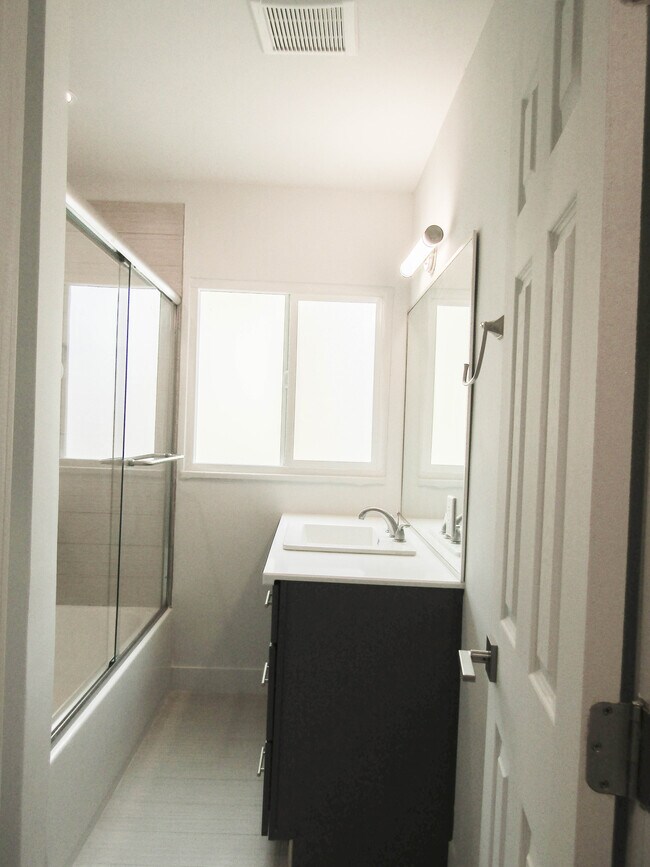 Foto del edificio - 1458 S Cloverdale Ave
