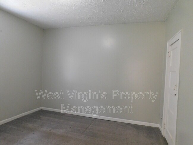 Foto del edificio - 124 1/2 Maple St