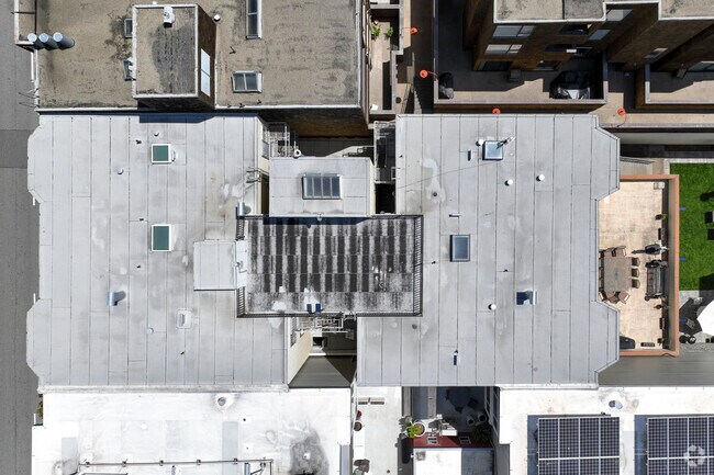 90° top down - 225 Bay St