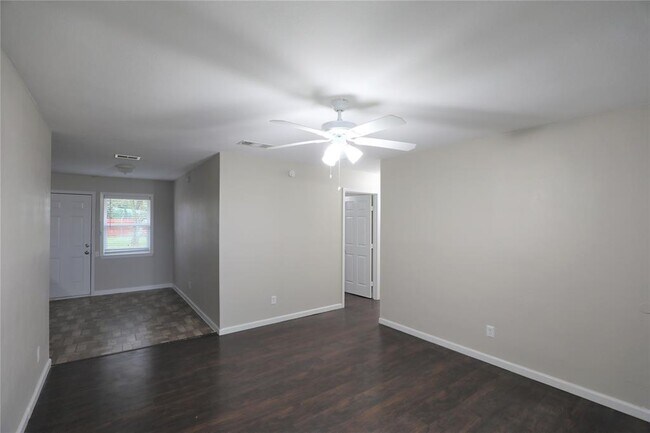 Building Photo - 714 Parker Cir
