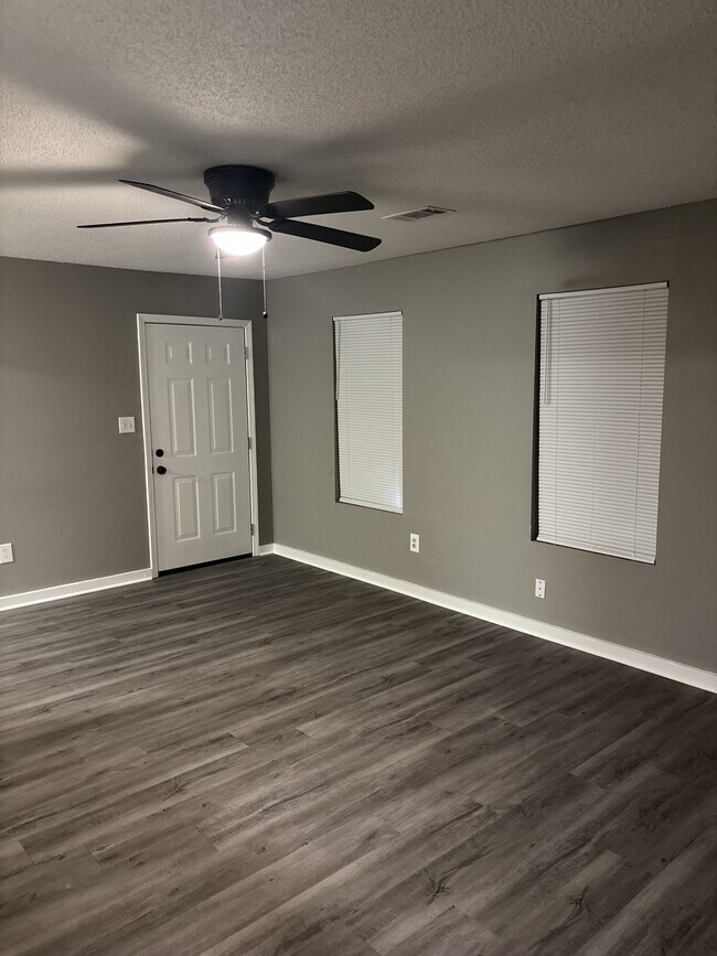 Foto del edificio - 3638 Russelwood Dr