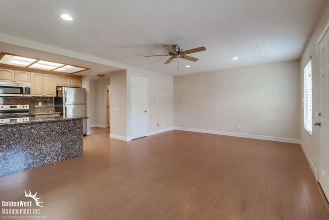 Building Photo - Stylish Upper-Level 2Bdm 1Ba Condo in Gate...