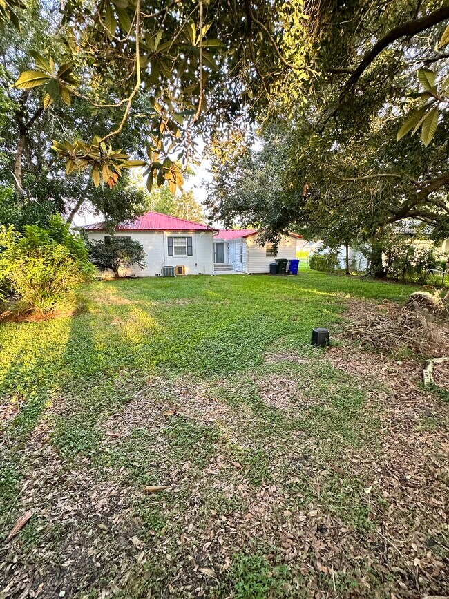 Building Photo - 1015 Clearview Ave