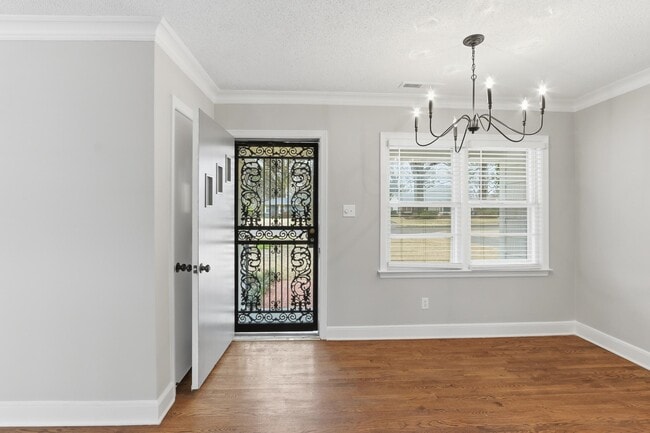 Building Photo - 4573 Charleswood Ave