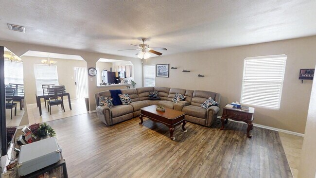 Foto del edificio - "Charming 3-Bedroom Home with 2 Baths on K...