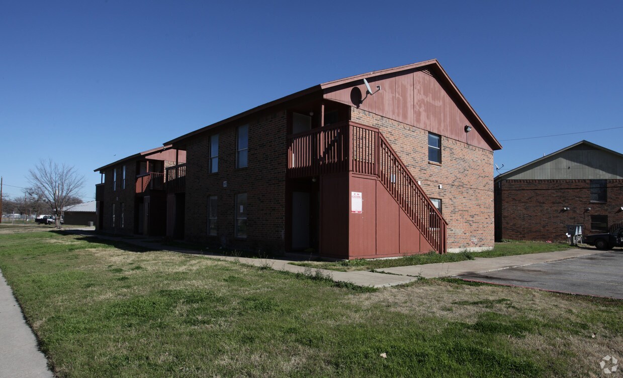 Primary Photo - 900 Isbell Rd