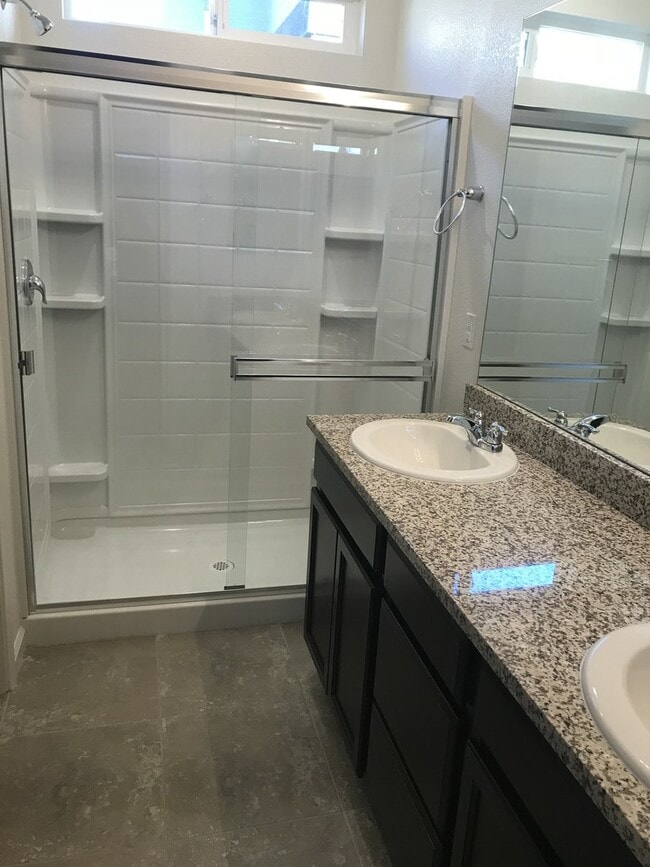 Building Photo - Beautiful Newly Built 3 Bedroom Home in Sp...