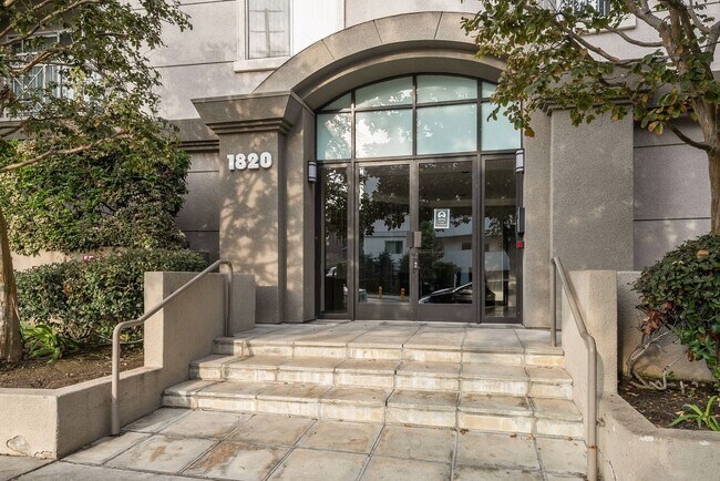Foto del edificio - 1820 S Beverly Glen Blvd