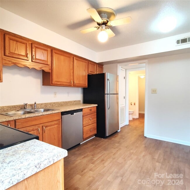 Foto del edificio - 7901 Lake House Ln