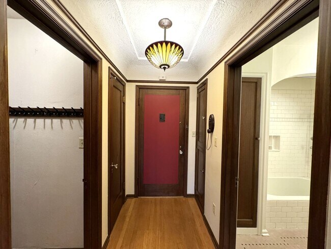 Building Photo - Charming Studio in Capitol Hill with Utili...