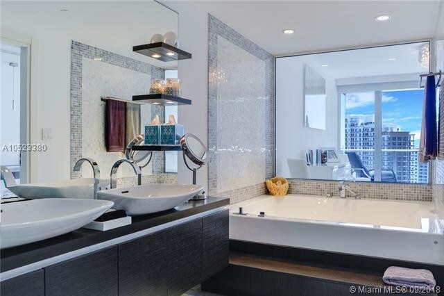 Building Photo - 200 Biscayne Blvd Way