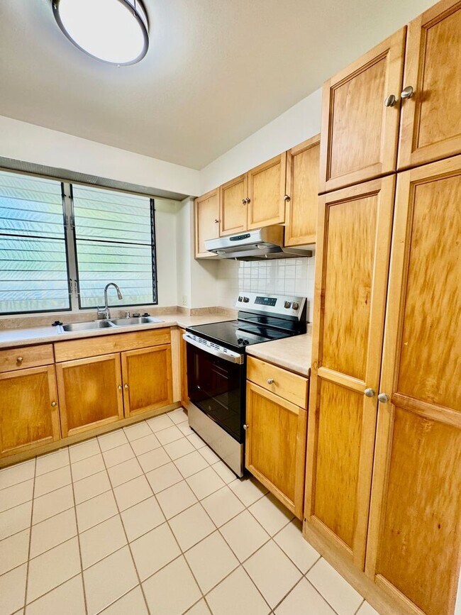 Foto del edificio - Available now | A 2 Bedroom, 2 Bathroom Condo with 2 assigned parking stalls at The Plaza Hawaii Kai