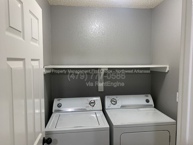 Building Photo - 509 E Pinion St