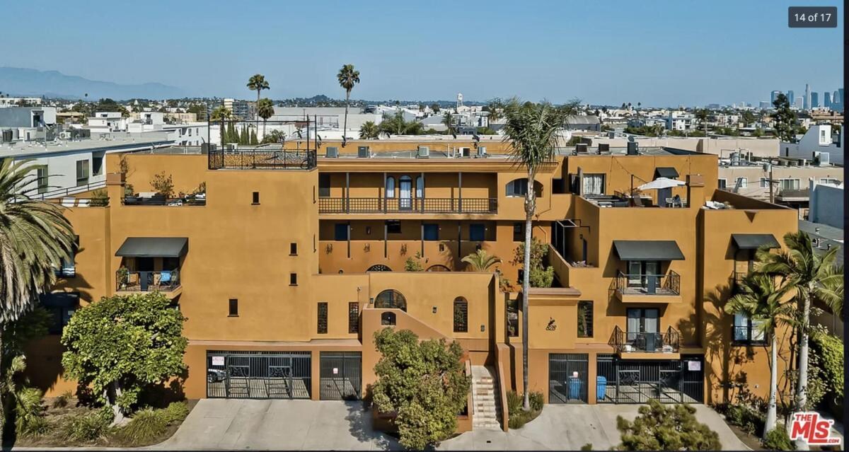 Foto principal - 828 N Hudson Ave