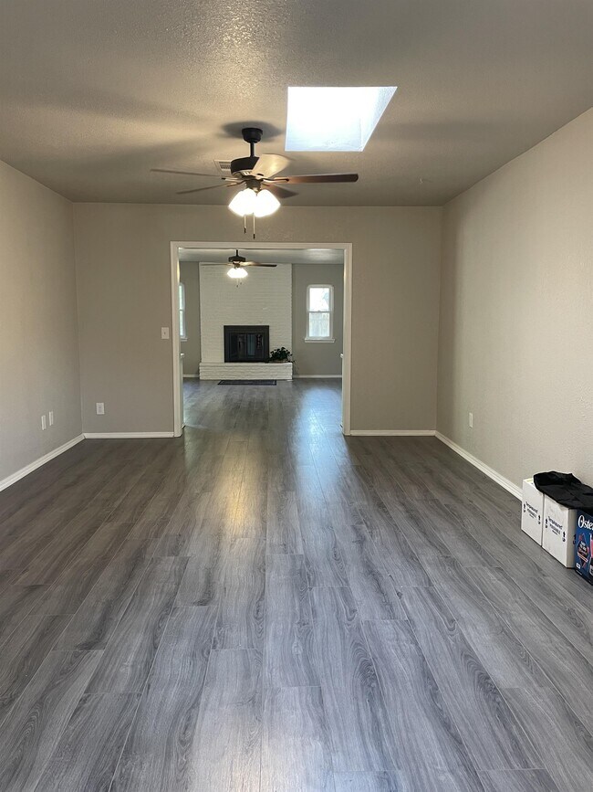 Building Photo - 1600 Cambridge Dr