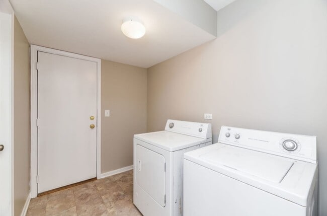 Washer/dryer in mudroom next to attached garage - 1670 Park Vista Ln