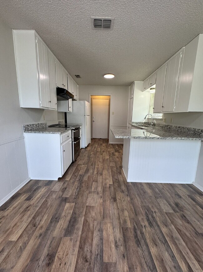 Building Photo - Two bedroom 1 bath with great space on qui...