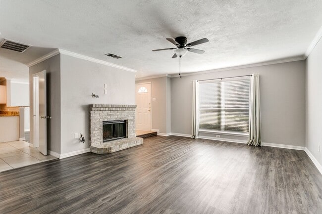 Foto del edificio - 1728 Creekpoint Dr