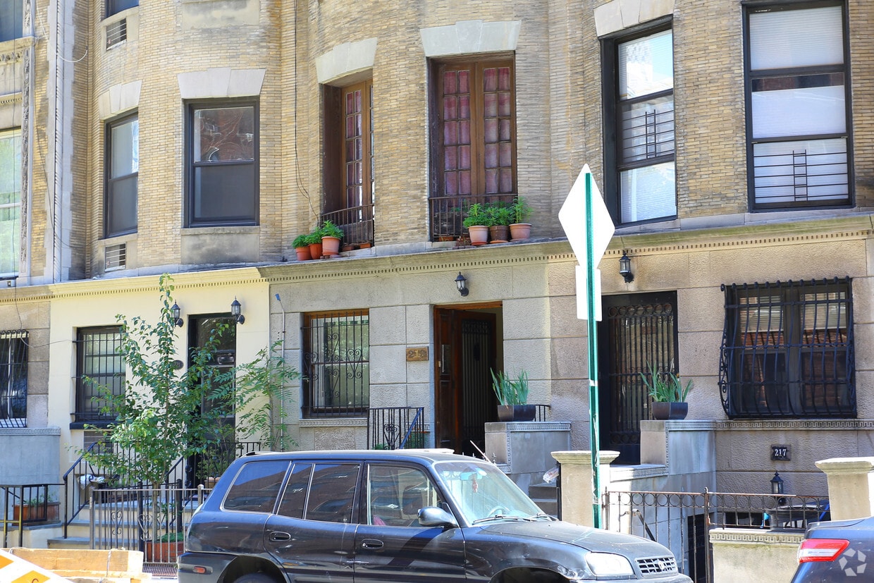 Building Photo - 219 W 70th St