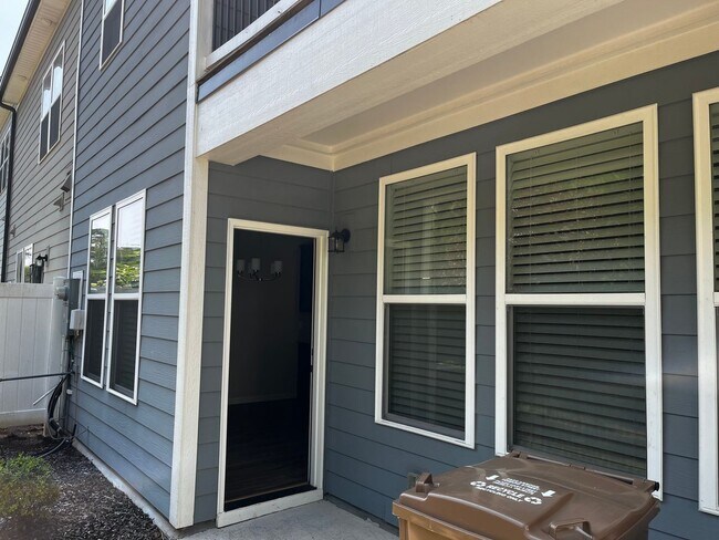Building Photo - 4 Bedroom Townhome in Cary