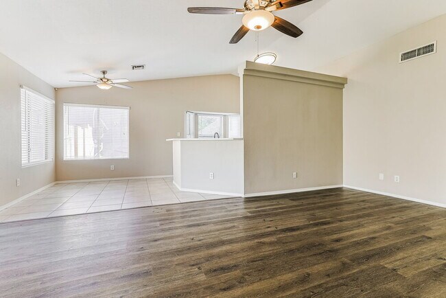 Foto del edificio - 8746 W McLellan Rd