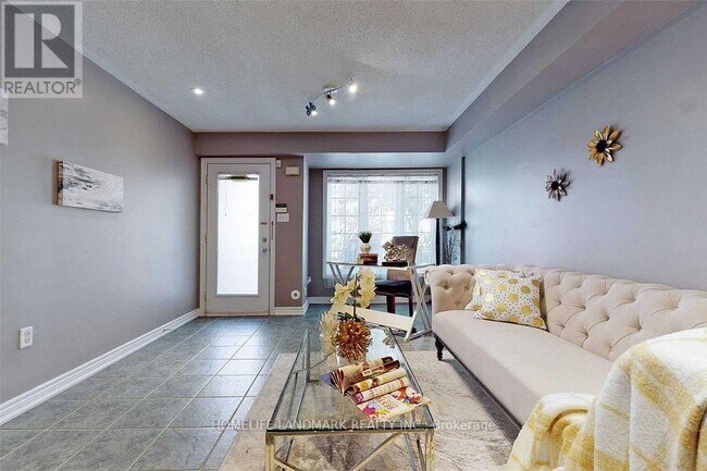 Photo du bâtiment - 2767 Bur Oak Ave