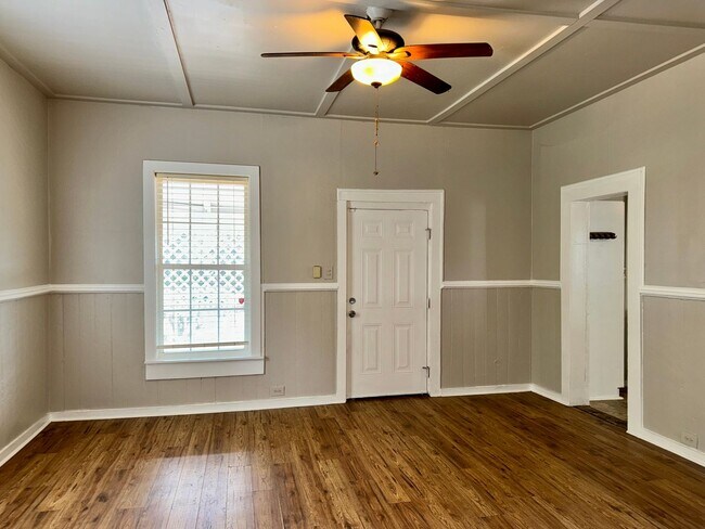 Foto del edificio - 2 Bedroom Cottage with Charm!